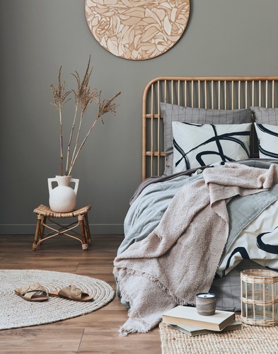 Kolory, światło i faktury – sztuka aranżacji sypialni pełnej relaksu